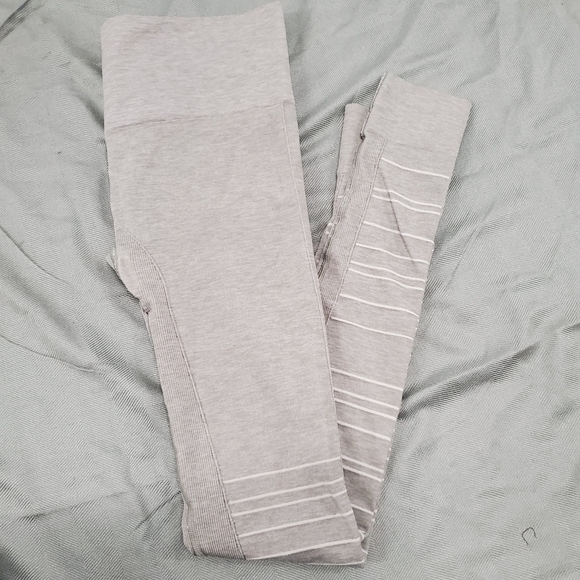 BLANQI Sportsupport Hipster Cuffed Legging… - Picture 3 of 4